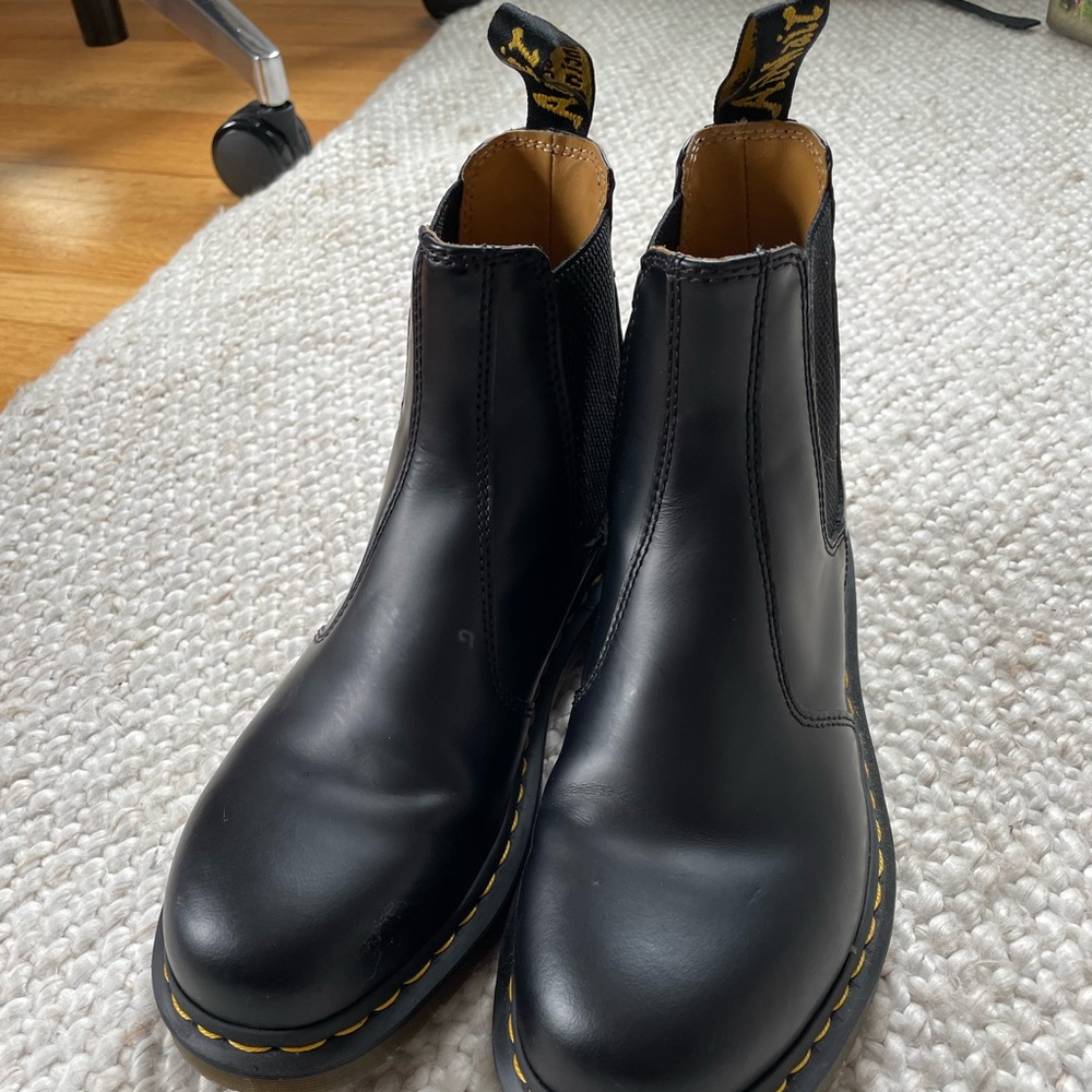 Dr. Martens 2976 Black Yellow Stitch Smooth Leather Chelsea Boots Size 8M NWT